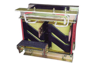 相信大家都知道变压器厂家是生产变压器的首要场所，变压器又是采用电磁感应的原理进行设计和加工制造的，变压器是不断地向外进行发射感应电流进行传达信号的。变压器之间也是靠传递这种感应电流进行感知的，由于感应电流也是一种电流，长期的传达的话也是有着必定的危害性的，所以说变压器之间的摆放距离不是随意的，而是应该保持一段距离的！由于场地有限不能把变压器之间摆的太远，也不能一个挨着一个摆的密密麻麻；这样出现火灾以及爆炸的可能性是比较大的，而且状况也是比较糟糕的！那究竟如何确定不同变压器之间的摆放距离呢?麻豆激情视频麻豆操逼视频厂家为你解读如下：