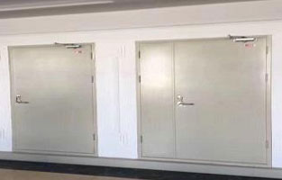  配电室防火门要求及规范：一般要求是，门向外开，相邻房间应能双向开启或者向低压方向开启。这个要求可不能忽视的哦。下面麻豆操逼视频厂家麻豆激情视频电气再跟你好好聊下这个话题：